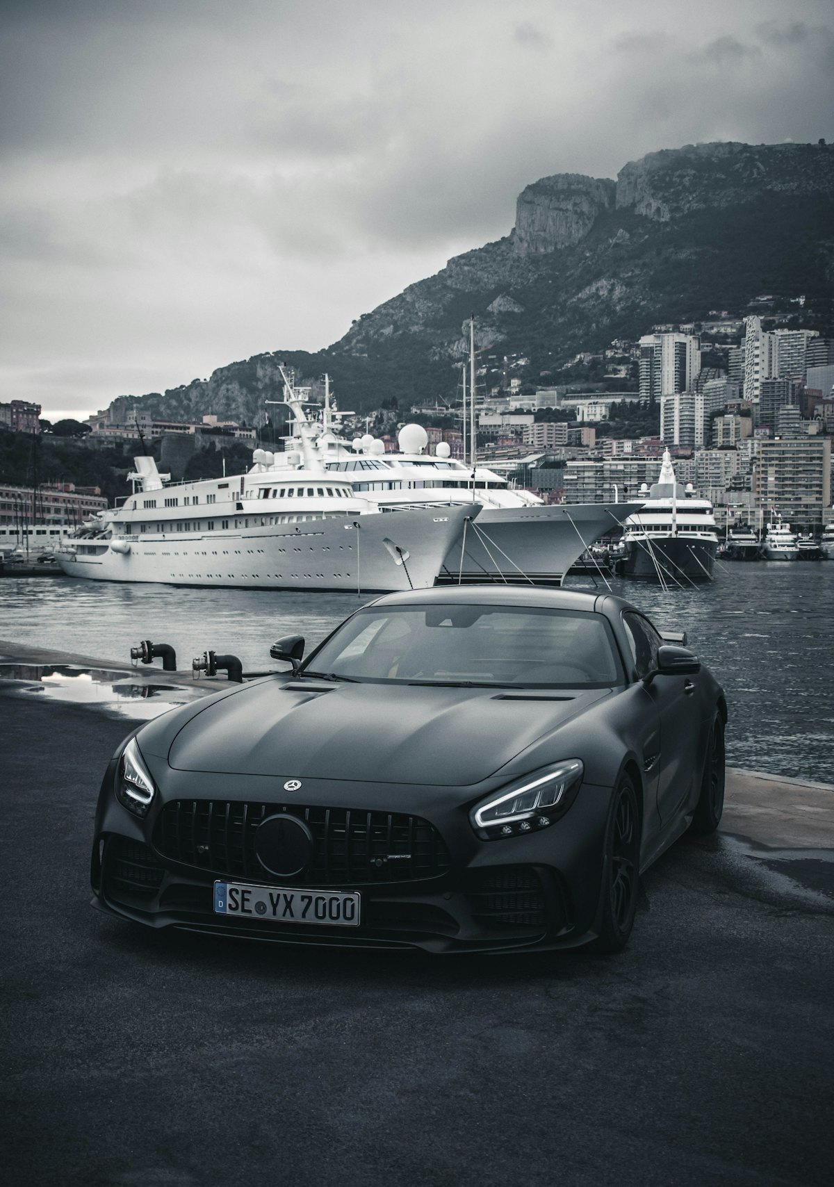Mercedes-AMG grise sur le port de Monaco
